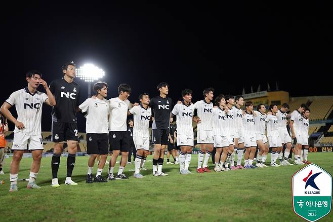 서울 이랜드 선수들이 전남 드래곤즈전 승리 후 어깨동무하고 있다. /사진=한국프로축구연맹 제공