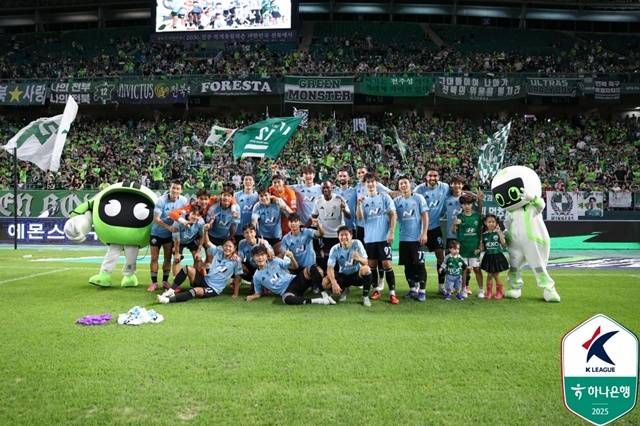 전북현대의 승리 세리머니. /사진=한국프로축구연맹 제공
