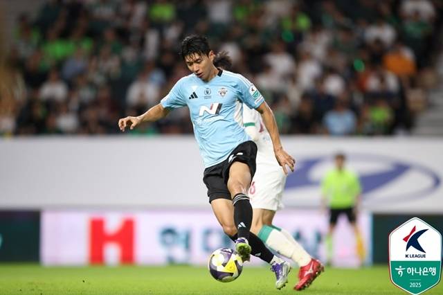 경기에 집중하는 전진우(왼쪽). /사진=한국프로축구연맹 제공