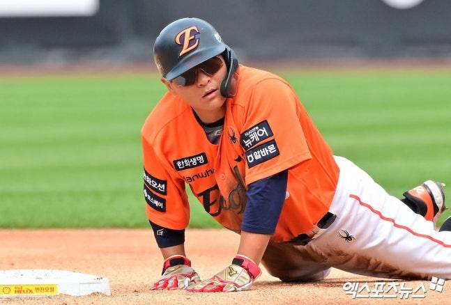 한화 이글스 김태연이 13일 대전 한화생명볼파크에서 열린 2025 신한 SOL Bank KBO리그 키움 히어로즈와의 팀 간 14차전에서 5회말 얼굴에 사구를 맞고 교체, 인근 병원으로 이동했다. CT 촬영 결과 특이사항이 없다는 소견을 받았다. 엑스포츠뉴스DB