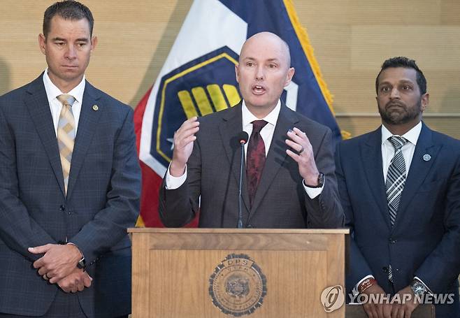 12일 기자회견하는 스펜서 콕스 유타 주지사 [UPI=연합뉴스. 재판매 및 DB 금지]