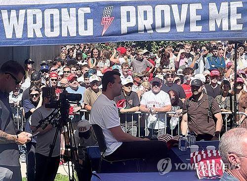 지난 10일 유타밸리대학에서 찰리 커크가 암살당하기 전의 모습  [Amy KING / UGC / AFP=연합뉴스. 재판매 및 DB 금지]