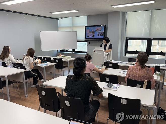 "조문 갈 때는 검은색 옷"… 한국 문화 배우는 외국인들 (서울=연합뉴스) 최혜정 인턴기자 = 지난 11일 서울 강동구 강동외국인주민센터에서 외국인들이 '사회 통합 프로그램' 수업을 수강하고 있다. 강사가 한국의 장례식 문화를 소개하고 있다. 2025.9.13