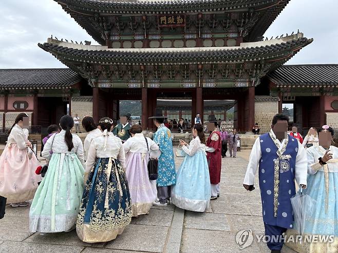 경복궁에 한복 입고 모인 외국인 관광객들 (서울=연합뉴스) 최혜정 인턴기자 = 지난 4일 흐린 날씨에도 형형색색의 한복을 입은 외국인 관광객들이 경복궁을 관람하고 있다. 2025.9.13
