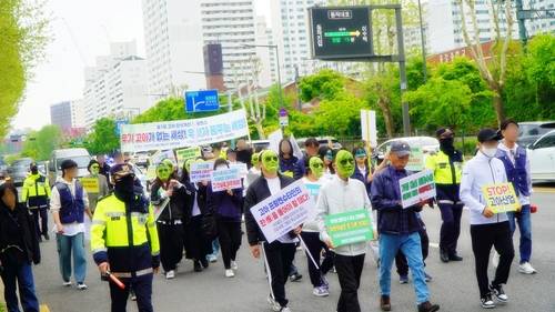고아산업 중단을 요구하며 시위를 벌이는 고아권익연대 회원들 [고아권익연대 제공]