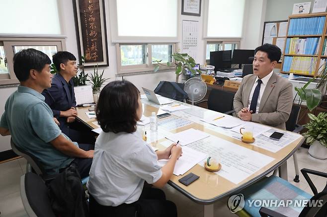 연합뉴스 '해안사구 보존 위한 간담회'(사진 정면 한권 제주도의회 의원) [촬영 고성식]