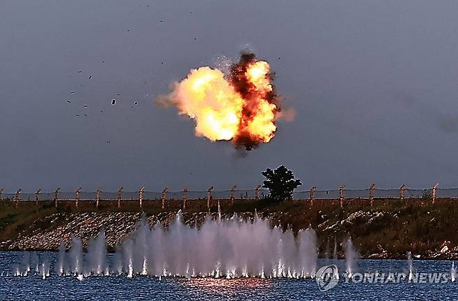 김정은, 장갑방어무기연구소ㆍ전자무기연구소 지도 (평양 조선중앙통신=연합뉴스) 북한 김정은 국무위원장이 지난 11일과 12일 국방과학원 장갑방어무기연구소와 전자무기연구소의 사업을 지도했다고 조선중앙통신이 13일 보도했다. 통신은 김정은 위원장이 "9차 당대회서 핵무력ㆍ상용무력 병진정책 제시할 것"이라고 전했다.2025.9.13 
    [국내에서만 사용가능. 재배포 금지. For Use Only in the Republic of Korea. No Redistribution] nkphoto@yna.co.kr