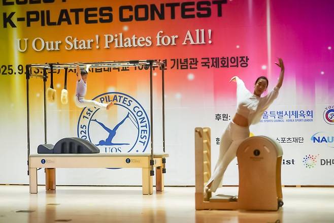 필라테스 공연 펼치는 안원경 원장(오른쪽)과 한지호군 [촬영 이동칠]