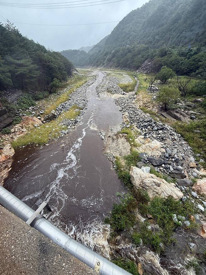 강릉 왕산골 골짜기에서 쏟아져나오는 물줄기 [촬영 박영서]