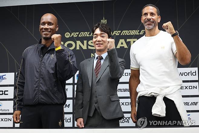 드로그바·퍼디난드, 아이콘 매치의 주장들 (서울=연합뉴스) 임화영 기자 = 디디에 드로그바(왼쪽부터), 박정무 넥슨 사업부사장, 리오 퍼디난드가 13일 서울월드컵경기장 기자회견실에서 열린 2025 아이콘매치 미디어데이에서 기념촬영하고 있다. 2025.9.13 hwayoung7@yna.co.kr