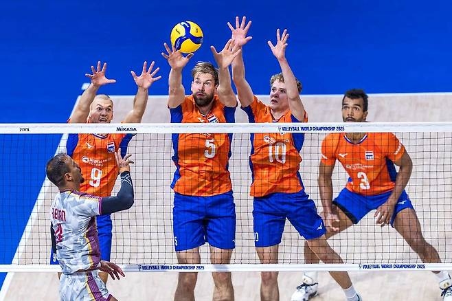 수비하는 네덜란드 대표팀의 아히(맨 오른쪽 3번) [FIVB 홈피 캡처. 재판매 및 DB 금지]