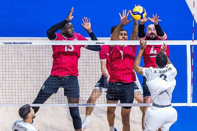 블로킹에 가담하는 베논(맨 왼쪽 13번)  [FIVB 홈피 캡처. 재판매 및 DB 금지]