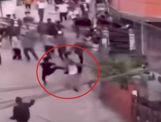 시위대에게 폭행 당하는 네팔 재무부 장관 추정 인물 [인도 NDTV 유튜브 영상 캡처. 재판매 및 DB 금지]