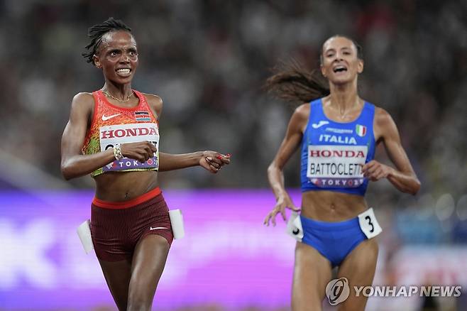 체벳, 도쿄 세계선수권 여자 10,000ｍ 우승 (도쿄 AP=연합뉴스) 체벳(왼쪽)이 13일 일본 도쿄 국립경기장에서 열린 2025 세계육상선수권 여자 10,000ｍ 결선에서 가장 먼저 결승선을 통과하고 있다. 오른쪽은 2위 바토클레티.
