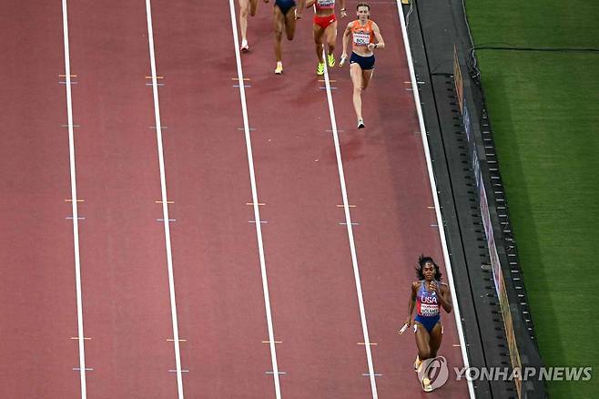 미국, 도쿄 세계선수권 혼성 1,600ｍ 우승 (도쿄 AFP=연합뉴스) 미국 혼성 1,600ｍ 계주팀 마지막 주자 알렉시스 홈스가 13일 일본 도쿄 국립경기장에서 열린 2025 세계육상선수권 결선에서 역주하고 있다.