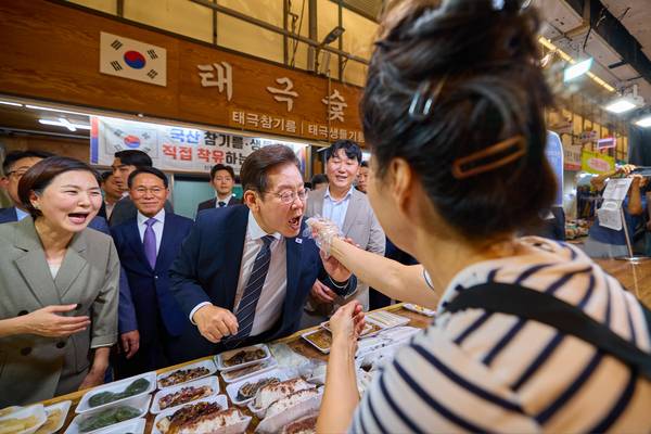 이재명 대통령이 지난 5일 인천 미추홀구 용현시장을 찾아 민생회복 소비쿠폰 효과 등을 청취했다. 2025.9.5 /대통령실 제공