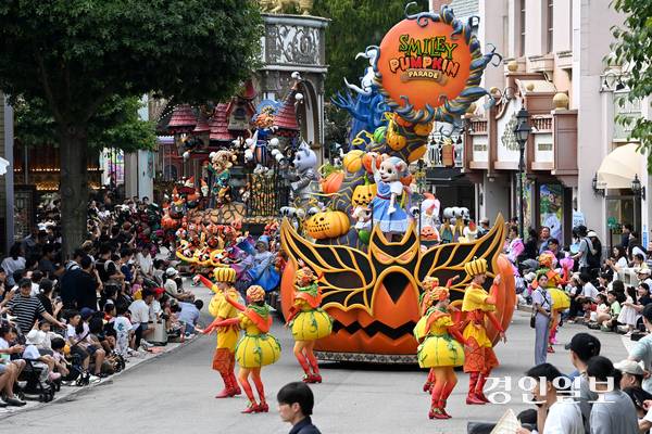 선선한 가을 날씨를 보인 14일 오후 용인시 처인구 에버랜드를 찾은 시민들이 ‘스마일리 펌킨 퍼레이드’를 관람하며 휴일을 만끽하고 있다. 2025.9.14 /최은성기자 ces7198@kyeongin.com