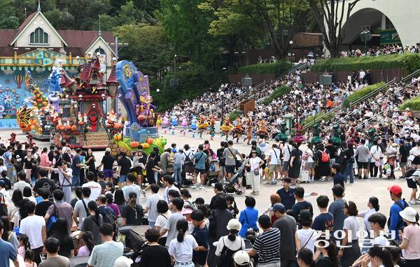선선한 가을 날씨를 보인 14일 오후 용인시 처인구 에버랜드를 찾은 시민들이 ‘스마일리 펌킨 퍼레이드’를 관람하며 휴일을 만끽하고 있다. 2025.9.14 /최은성기자 ces7198@kyeongin.com