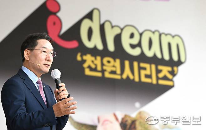 유정복 인천시장이 지난 7월 1일 인천시 남동구 인천시청 대회의실에서 열린 민선8기 출범 3주년 기자회견에 참석해 '인천의 변화와 결실, 그리고 2030 인천'을 주제로 시정 성과와 향후 비전에 대해 설명하고 있다.정선식기자