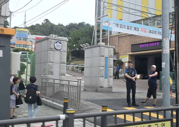 인천의 한 초등학교 앞에서 경찰이 순찰하고 있다.