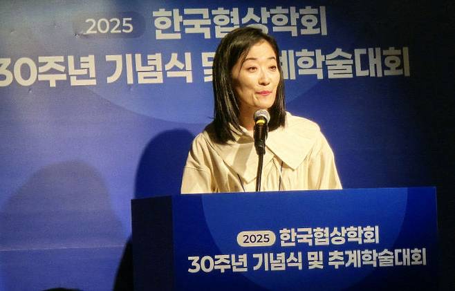 이수진 한국협상학회 19대 회장이 환영사하고 있다.                                                                                                                                                사진 한성일 기자