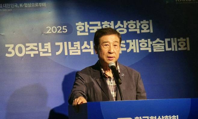 배재훈 한국코치협회 회장(전 현대상선 대표)이 '협상과 코칭'을 제목으로 기조강연하고 있다,                                 사진 한성일 기자