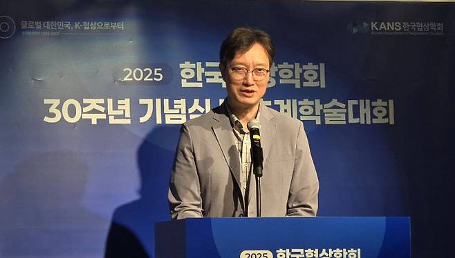 이정훈 동반성장위원회 부장이 ‘기업 간 갈등 해결과 동반성장의 기회’를 제목으로 발제하고 있다.                              사진 한성일 기자