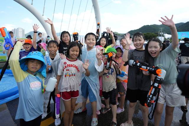 물벼락 페스티벌 프로그램 참가 청소년들이 축제 즐거움을 만끽하고 있다/사진=무주군