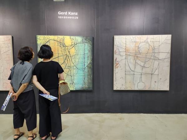'제12회 경남국제아트페어'가 11일부터 14일까지 창원컨벤션센터(CECO)에서 열리고 있다. 독일 두루두루 갤러리 부스를 찾은 관람객들이 Gerd Kanz 작품을 감상하고 있다. /류민기 기자