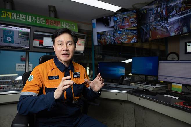 신재석 명장이 압연 설비에 관해서 설명하고 있다.