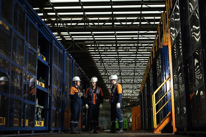 신재석 명장이 현장에서 후배들과 지식과 경험을 공유하고 있다.