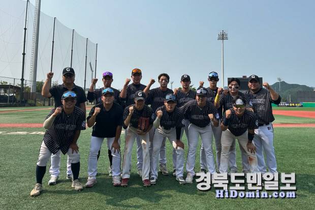 구미대 야구부가 '2025 KUSF 대학야구 U-리그'4강에 진출하고 기념촬영을 하고 있다. 사진: 한국대학스포츠협의회