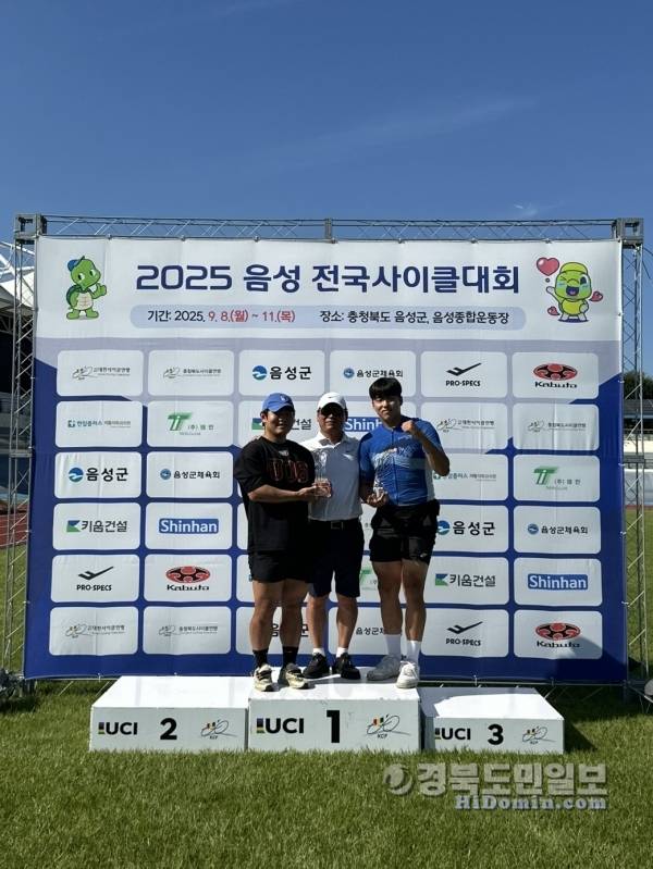 (왼쪽부터)전국사이클대회에서 입상한 포항시체육회 소속 사이클선수단 한오성(남일부 기록경기 2위, 단체스프린트 1위), 박염식 감독, 김준호(남일부 독주경기 1위, 단체스프린트 1위) 사진=포항시체육회 제공