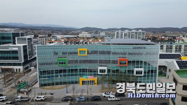 도시재건의 대표적 모델이자 영남권 최초의 음악 특성화 도서관인 포은 흥해도서관 전경. 사진=포항시 제공