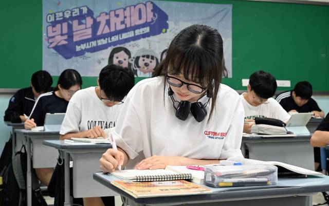 2026학년도 대학수학능력시험을 100일 앞둔 지난 8월 5일 창원시 의창구 명곡고등학교 3학년 교실에서 학생들이 자습하고 있다./경남신문DB/