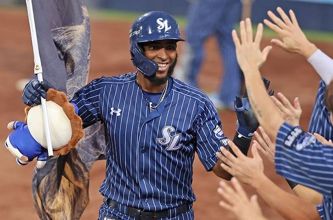 14일 오후 5시 대구 삼성라이온즈파크에서 열린 2025 신한 SOL 뱅크 KBO리그 삼성 라이온즈와 KT 위즈경기에서 디아즈가 홈런 후 세레머니를 하고 있다. <삼성 라이온즈 제공>