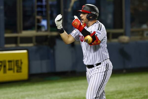 오스틴이 홈런을 터트린 뒤 기뻐하고 있다. 사진 | LG트윈스