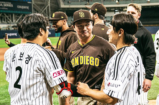 18일 친정팀 LG 동료들과 만난 파드리스 우완투수 고우석(사진=샌디에이고 파드리스 구단) 