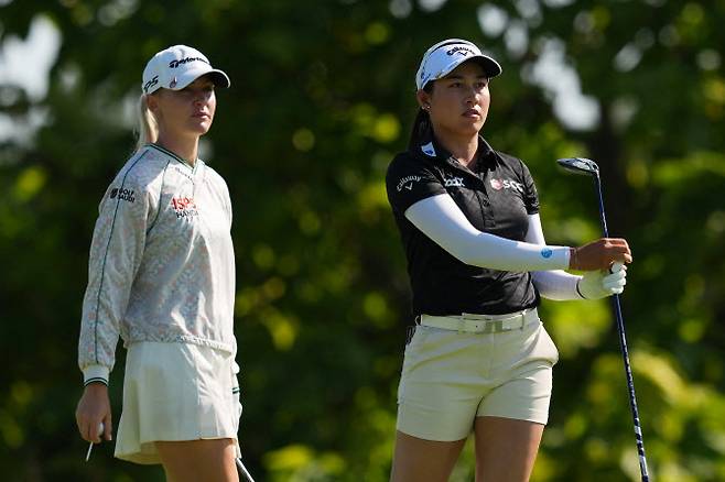 찰리 헐(왼쪽)과 지노 티띠꾼이 2번홀에서 경기하고 있다. (사진=AFPBBNews)