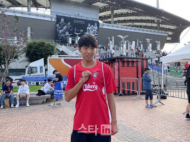 우승훈 씨가 스티븐 제라드 유니폼을 입고 포즈를 취하고 있다.