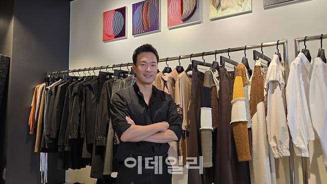 이청청 디자이너가 LIE 플래그십 매장에서 포즈를 취하고 있다. (사진=김지우 기자)