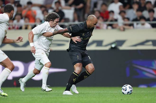 카를레스 푸욜과 티에리 앙리가 14일 서울월드컵경기장에서 열린 2025 넥슨 아이콘매치에서 경기하고 있다. 사진=넥슨