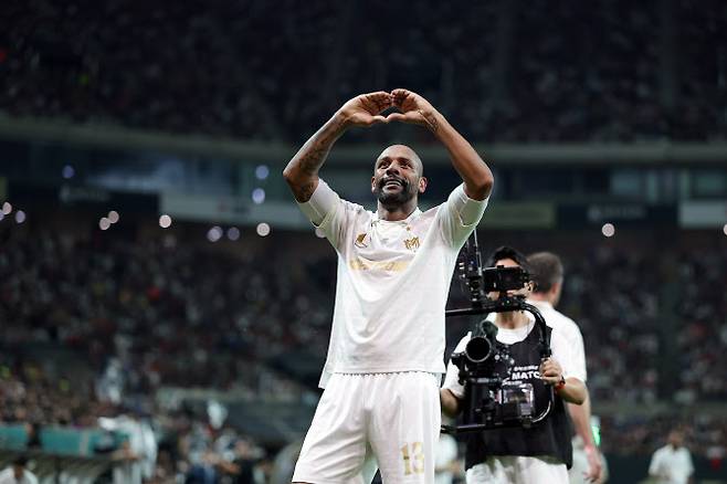 마이콘이 14일 서울월드컵경기장에서 열린 2025 넥슨 아이콘매치에서 득점 후 세리머니를 하고 있다. 사진=넥슨