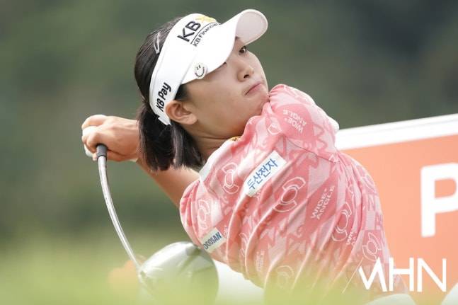 방신실이 14일 열린 OK저축은행 읏맨오픈 3라운드에서 샷을 하고 있다.