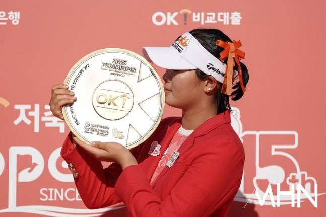 방신실이 14일 끝난 OK저축은행 읏맨오픈에서 우승을 차지한 후 트로피를 들고 미소를 짓고 있다.