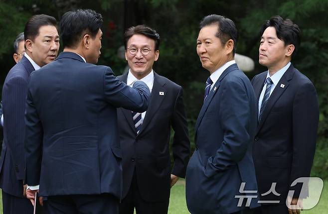 김민석 국무총리가 지난 7일 서울 종로구 삼청동 국무총리 서울공관에서 열린 제3차 고위당정협의회에 앞서 더불어민주당 정청래 대표, 김병기 원내대표, 강훈식 대통령 비서실장 등과 대화하는 모습. (공동취재) 2025.9.7/뉴스1 ⓒ News1 박지혜 기자