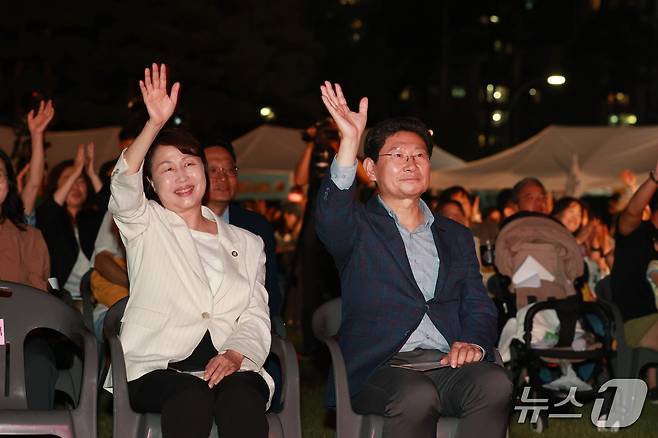 13일 열린 '제8회 머내영화제' 야외축제에서 이상일 시장(오른쪽)과 유진선 시의회 의장이 관객들과 함께 손을 흔들고 있다.(용인시 제공)