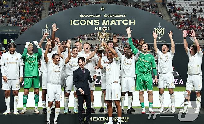 14일 오후 서울 마포구 서울월드컵경기장에서 열린 '2025 넥슨 아이콘매치' FC 스피어와 실드 유나이티드의 경기, 실드 유나이티드 선수들이 2대1 승리 후 트로피를 들고 기뻐하고 있다. 2025.9.14/뉴스1 ⓒ News1 김도우 기자