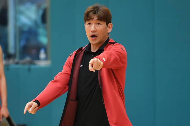현대모비스 양동근 감독이 전지훈련에서 선수들에게 지시를 내리고 있다. 사진 | KBL