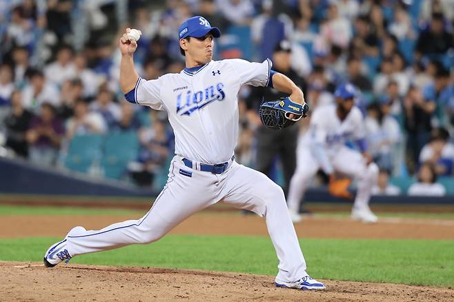 삼성 김재윤이 13일 대구삼성라이온즈파크에서 열린 2025 KBO리그 KT전에서 역투하고 있다. 사진 | 삼성 라이온즈